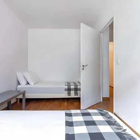 Eiffel Tower - Spacious 4Br - Sleeps 8 Appartement