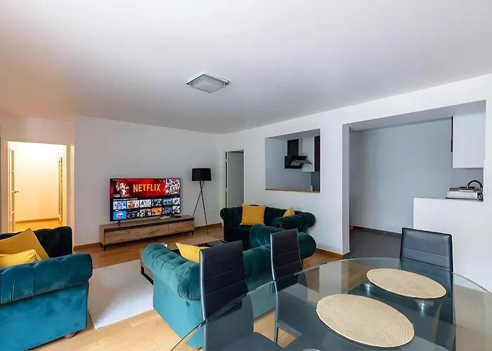 Spacious 4br For 8 - Steps From Trocadero