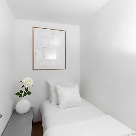Eiffel Tower - Spacious 4br - Sleeps 8 * Párizs