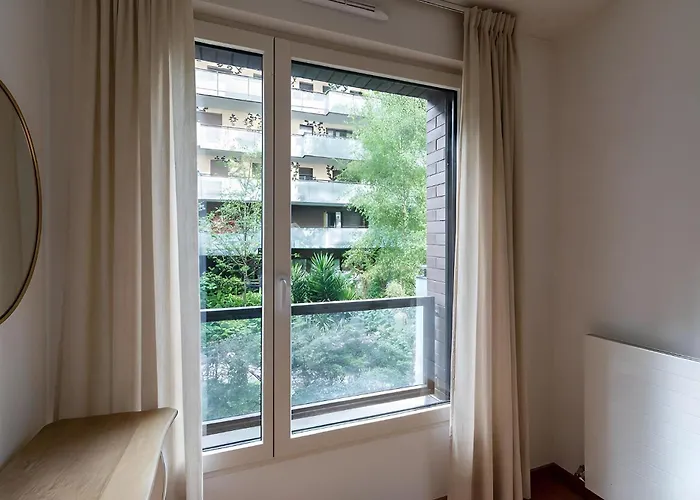 Spacious 4br For 8 - Steps From Trocadero
