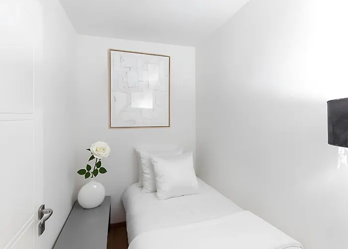 Spacious 4br For 8 - Steps From Trocadero * 巴黎