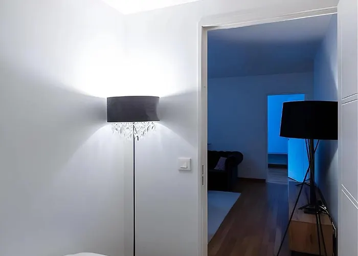 Spacious 4br For 8 - Steps From Trocadero